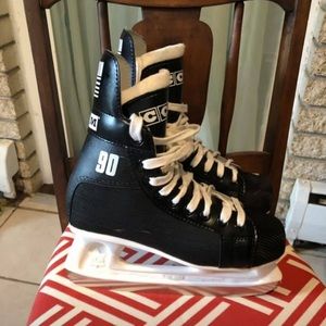 Womens size 7 juniors 5 ice hockey skates ccm